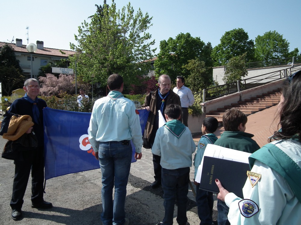 Scout degli avventisti del 7° Giorno per la consegna della Bibbia